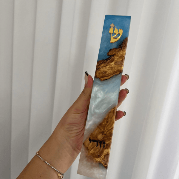 ⁦בתי מזוזה אפוקסי ועץ זית בצבע תכלת בשילוב לבן פנינה⁩ – תמונה ⁦10⁩