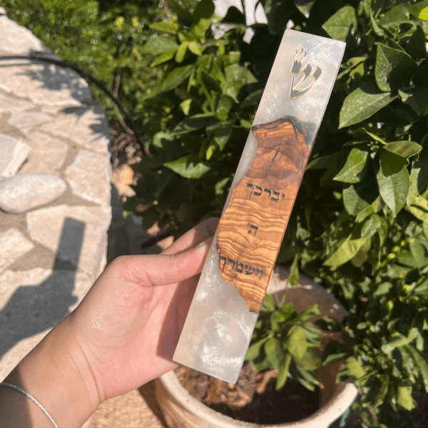 ⁦בתי מזוזה אפוקסי ועץ זית בצבע לבן פנינה שקוף⁩ – תמונה ⁦3⁩