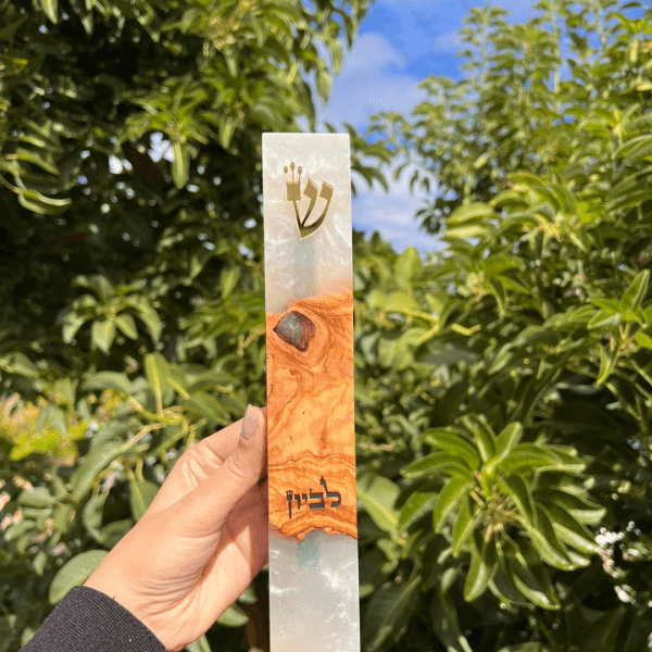 ⁦בתי מזוזה אפוקסי ועץ זית בצבע לבן פנינה שקוף⁩ – תמונה ⁦4⁩