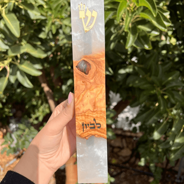 ⁦בתי מזוזה אפוקסי ועץ זית בצבע לבן פנינה שקוף⁩ – תמונה ⁦5⁩