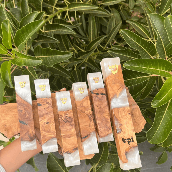 ⁦בתי מזוזה אפוקסי ועץ זית בצבע לבן פנינה⁩ – תמונה ⁦5⁩