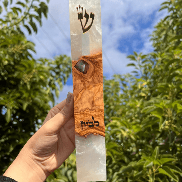 ⁦בתי מזוזה אפוקסי ועץ זית בצבע לבן פנינה שקוף⁩ – תמונה ⁦7⁩