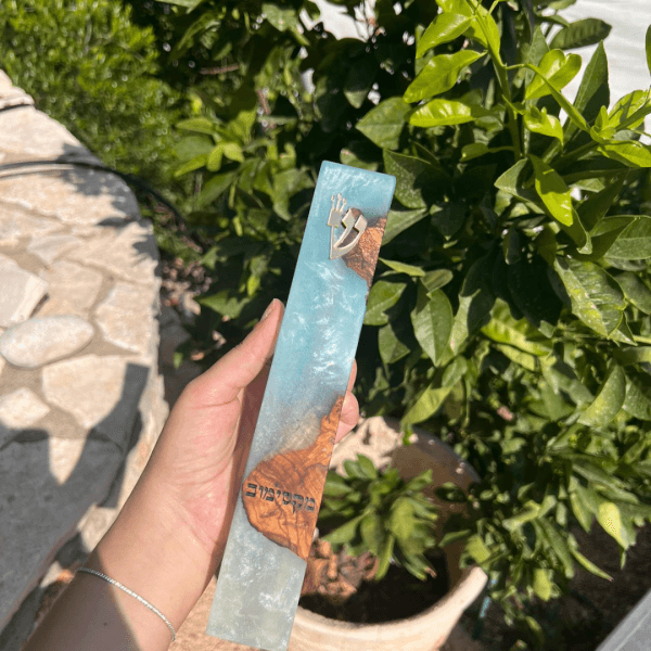 ⁦בתי מזוזה אפוקסי ועץ זית בצבע תכלת בשילוב לבן פנינה⁩ – תמונה ⁦9⁩