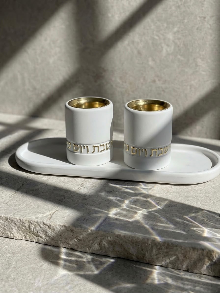 036c48f3-ed09-48dd-b4f3-ec66a2d5a216 מעמד להדלקת נרות שבת- בצבע לבן וזהב – תמונה 1
