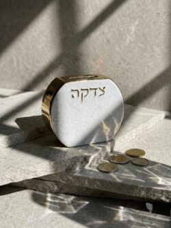 ⁦קופת צדקה עגול מפולימר- צבע לבן זהב⁩ – תמונה ⁦3⁩