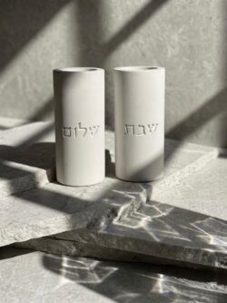 ⁦פמוטי בטון דגם שבת שלום חלק- לבן⁩ – תמונה ⁦4⁩