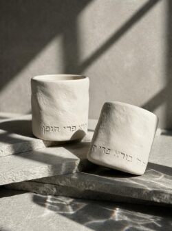 ⁦כוס קידוש בטון דגם גלי- גוון שמנת⁩ – תמונה ⁦6⁩