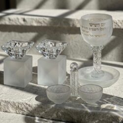 סט גביע קידוש+ פמוטים+ מלחייה מקריסטל- שקוף מט