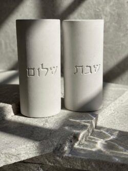 ⁦פמוטי בטון דגם שבת שלום חלק- לבן⁩ – תמונה ⁦2⁩