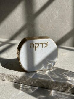 ⁦קופת צדקה עגול מפולימר- צבע לבן זהב⁩ – תמונה ⁦2⁩