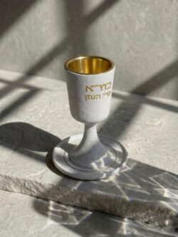⁦כוס קידוש דגם "בורא"- צבע לבן וזהב⁩ – תמונה ⁦2⁩