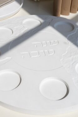 ⁦צלחת ראש השנה דגם בטון שברים- לבן⁩ – תמונה ⁦3⁩