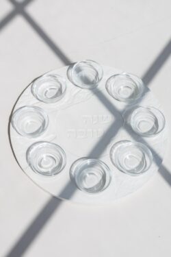 ⁦צלחת ראש השנה דגם בטון שברים- לבן⁩ – תמונה ⁦4⁩