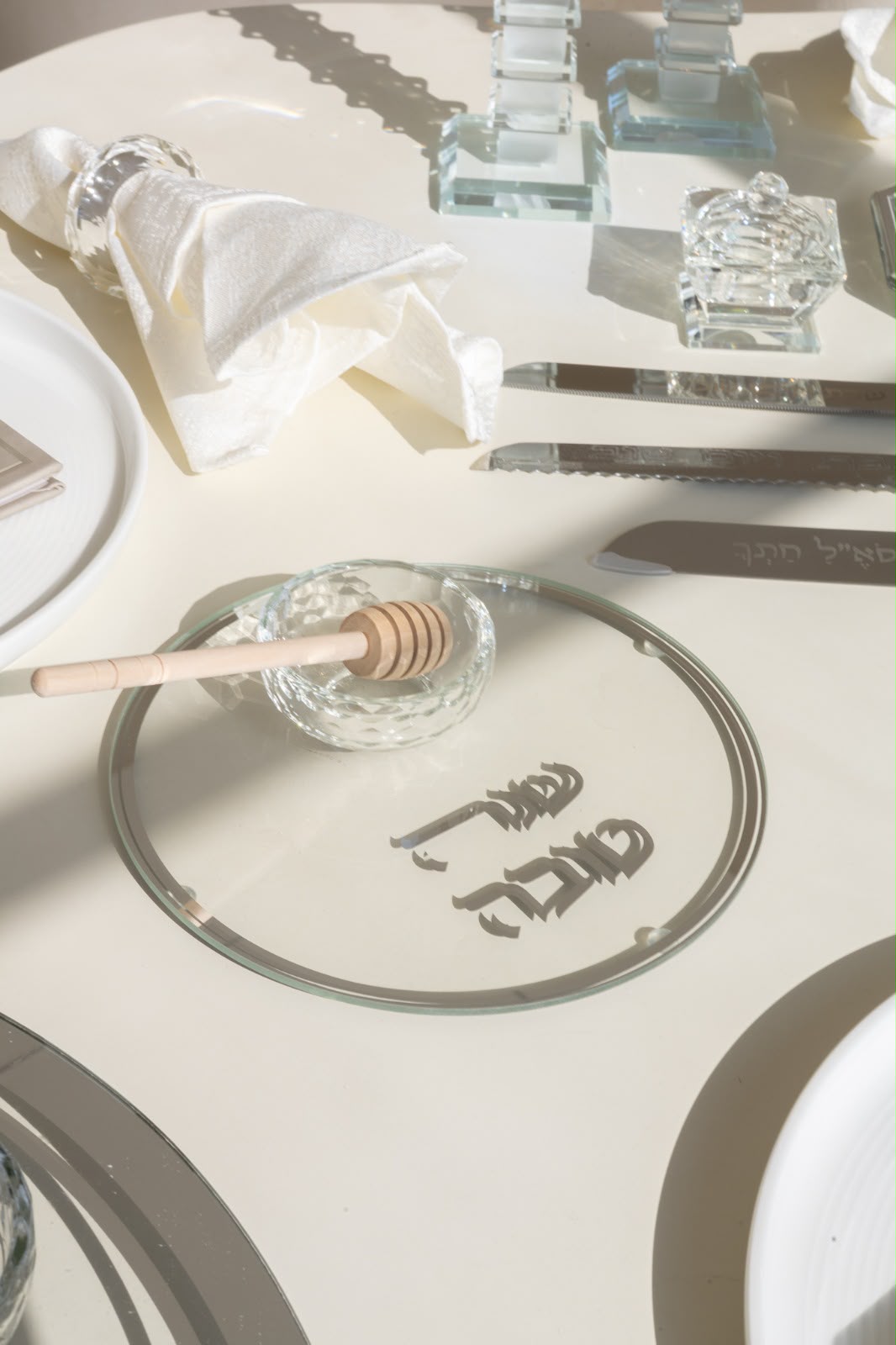 bcc91e7d-aba5-4fcc-ba3c-2d5ed5dd8cb9 צלחת מהודרת לדבש- קריסטל כסף – תמונה 1
