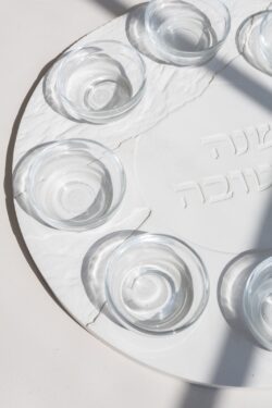 ⁦צלחת ראש השנה דגם בטון שברים- לבן⁩ – תמונה ⁦5⁩